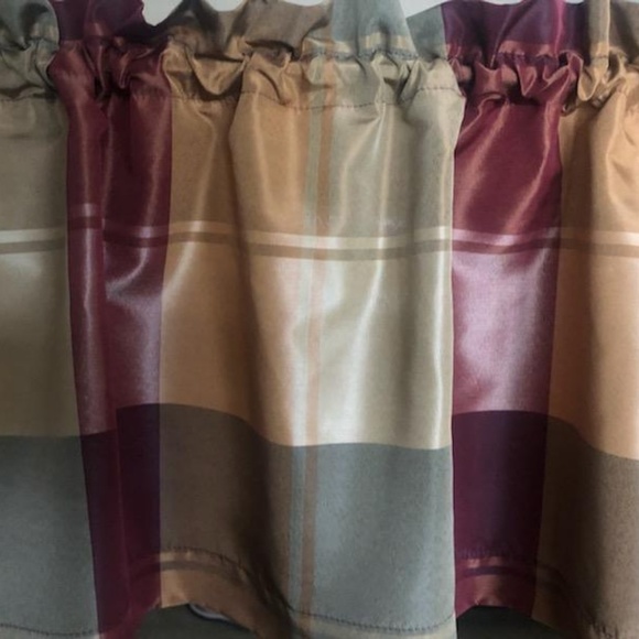 Valances - Picture 3 of 3